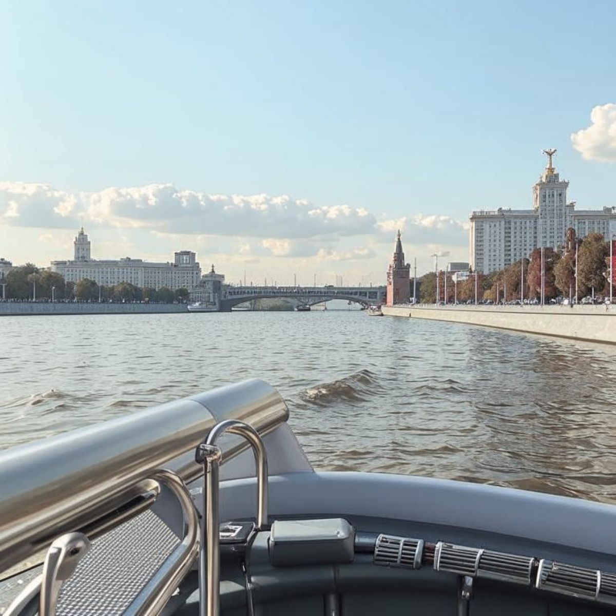 Прогулка на яхте по Москве-реке: почувствуйте себя капитаном!