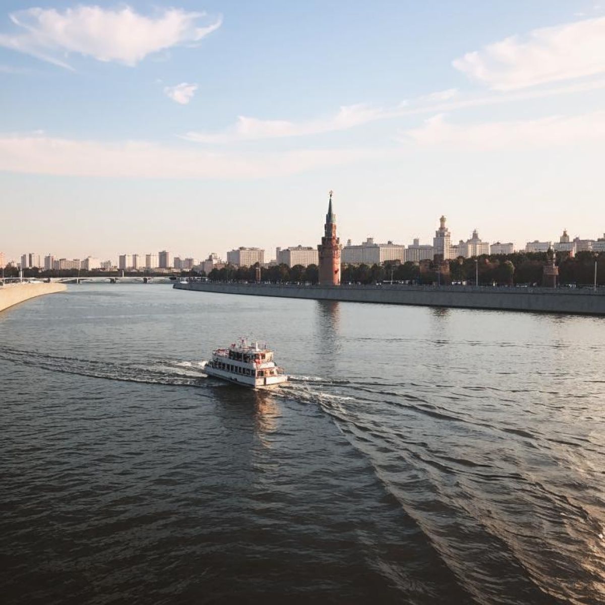 Прогулка на яхте по центру Москвы: уникальная возможность увидеть город под другим углом